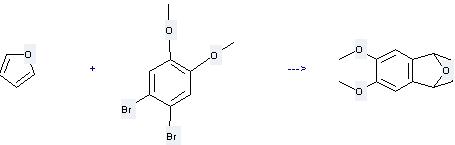 O benzeno, 1,2-dibromo-4,5-dimethoxy- pode ser usado para produzir 1,4 dihydro-6,7-dimethoxy-1,4-epoxynaphthalene na temperatura de -78°C